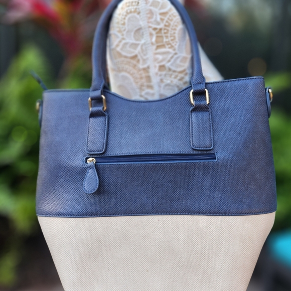 Gorgeous shoulder bag! GIVING Hamptons Vibes! Looks new! - Picture 2 of 6